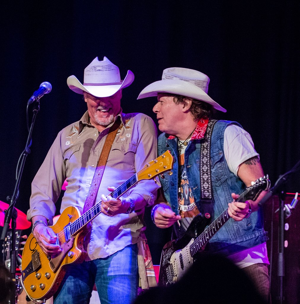 Los Pacaminos featuring Paul Young